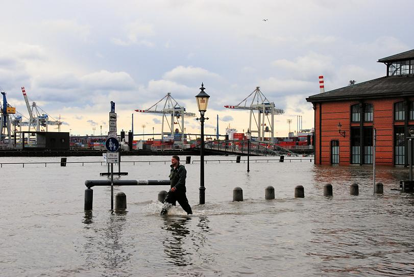 2856_1374 Altonaer Fischmarkt unter Wasser - überflutetes Fischmarktgelände. | Hochwasser in Hamburg - Sturmflut.